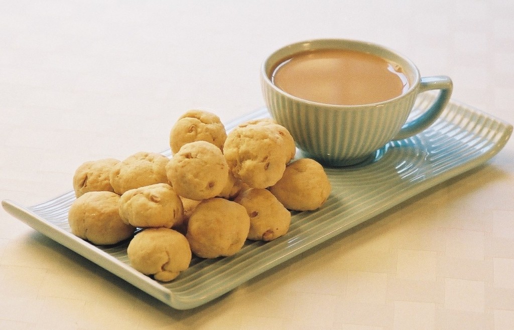 Tea cup and batasas | Courtesy of Austin Macauley Publishers