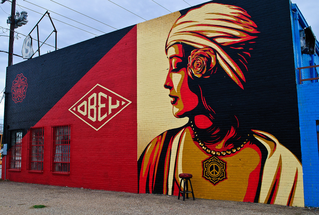 Mural on Belmont Hotel in Dallas, Texas © Marco Becerra/Flickr