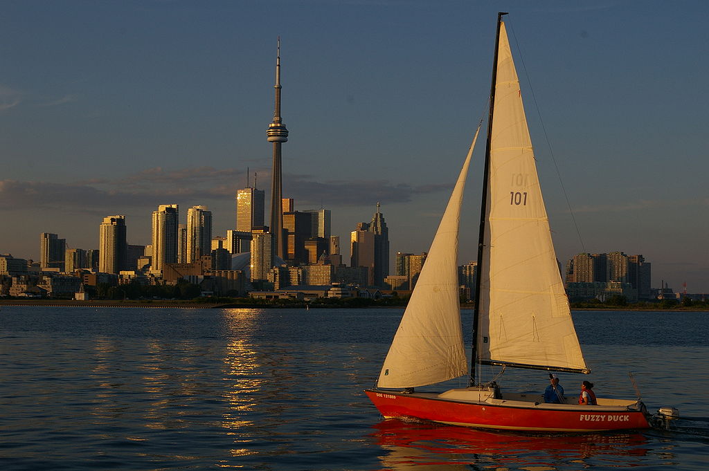 Toronto Skyline Sailboat | © Mkooiman/WikiCommons