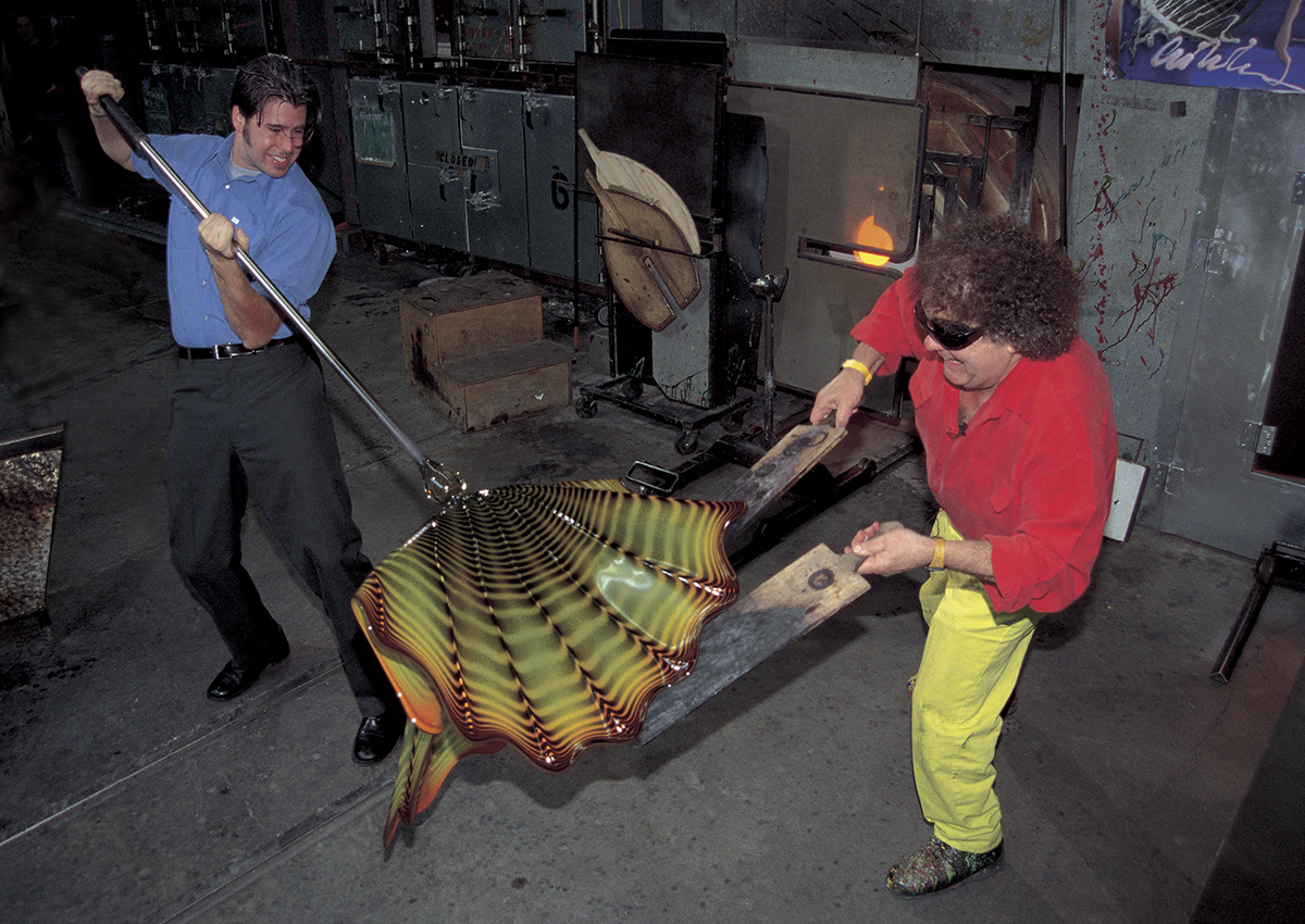 James Mongrain and Chihuly, The Boathouse Hotshop, Seattle, 2000 | © 2000 CHIHULY STUDIO. ALL RIGHTS RESERVED, Courtesy of The ROM.