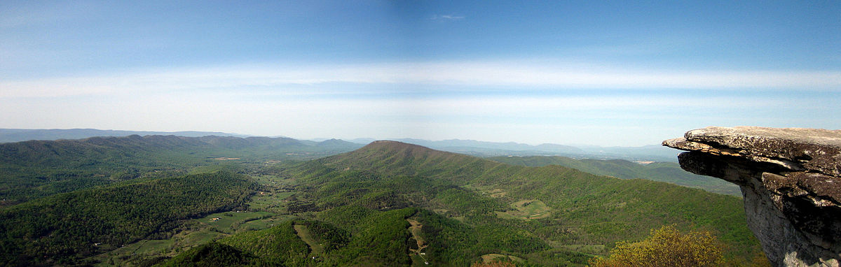 Panoramic image of the Catawba Valley from the McAfee Knob overlook | © Something Original/Wikicommons