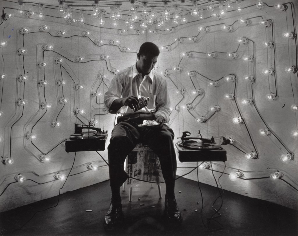Gordon Parks. Untitled, Harlem, New York, 1952. The Art Institute of Chicago, anonymous gift.