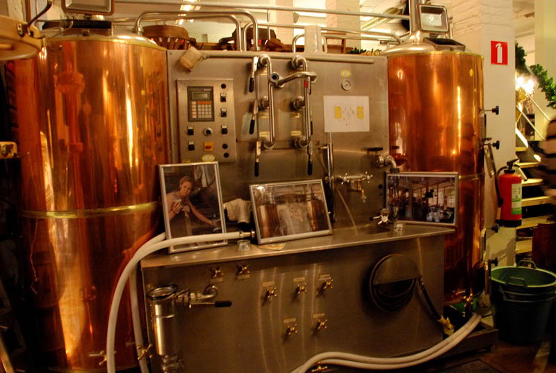 A part of the Gruut brewery installation, smack dab in the middle of its bar and eatery | © Dirk van Esbroeck/Wikimedia Commons