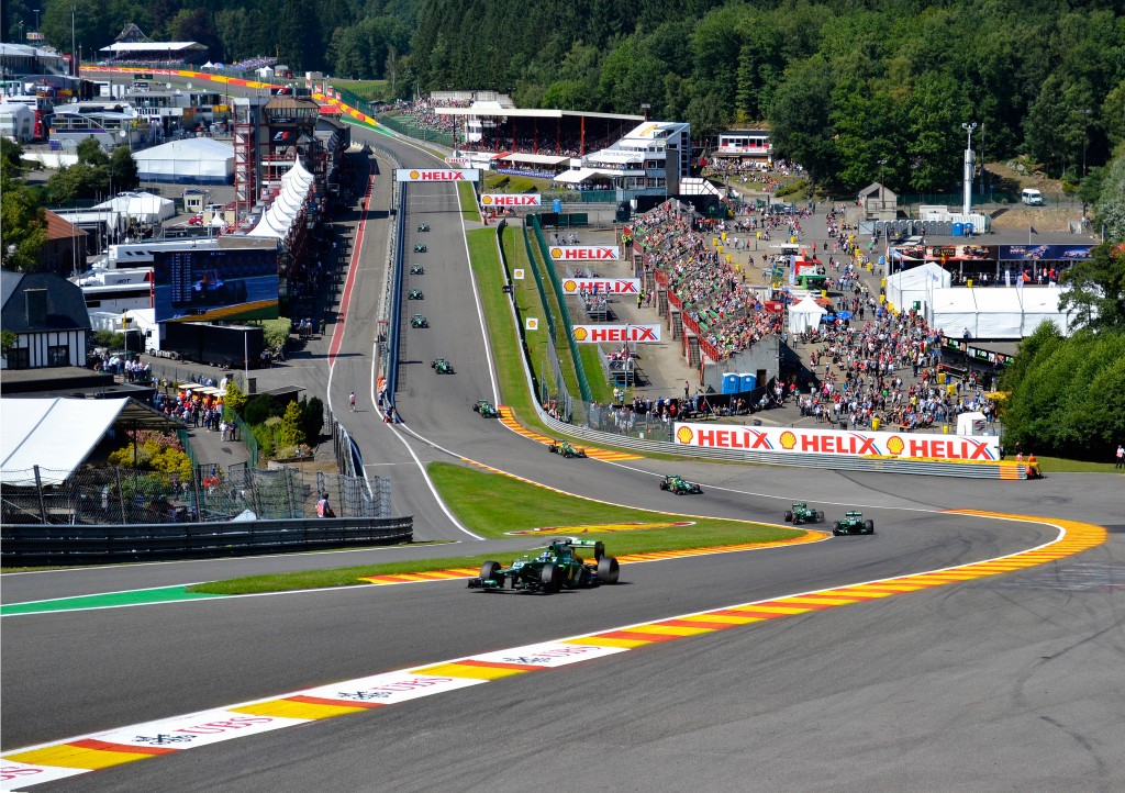 One car's progression through the infamous Eau Rouge turn | © Joe Hayhurst/Flickr