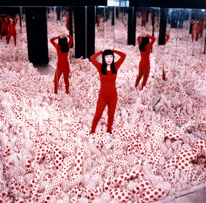 Yayoi Kusama, Installation view of Kusama in Infinity Mirror Room - Phalli's Field, at her solo exhibition "Floor Show" at R. Castellane Gallery, New York, 1965 | © Yayoi Kusama/Courtesy of Ota Fine Arts, Tokyo/Singapore, Victoria Miro Gallery, London, David Zwirner, New York/Moderna Museet, Stockholm