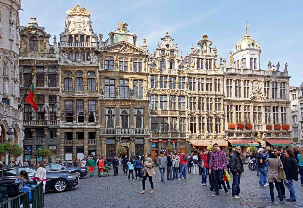 Close to forty ostentatious guild houses flank City Hall and the Broodhuis to exude Old World wealth at every turn | © Dennis Jarvis/Flickr