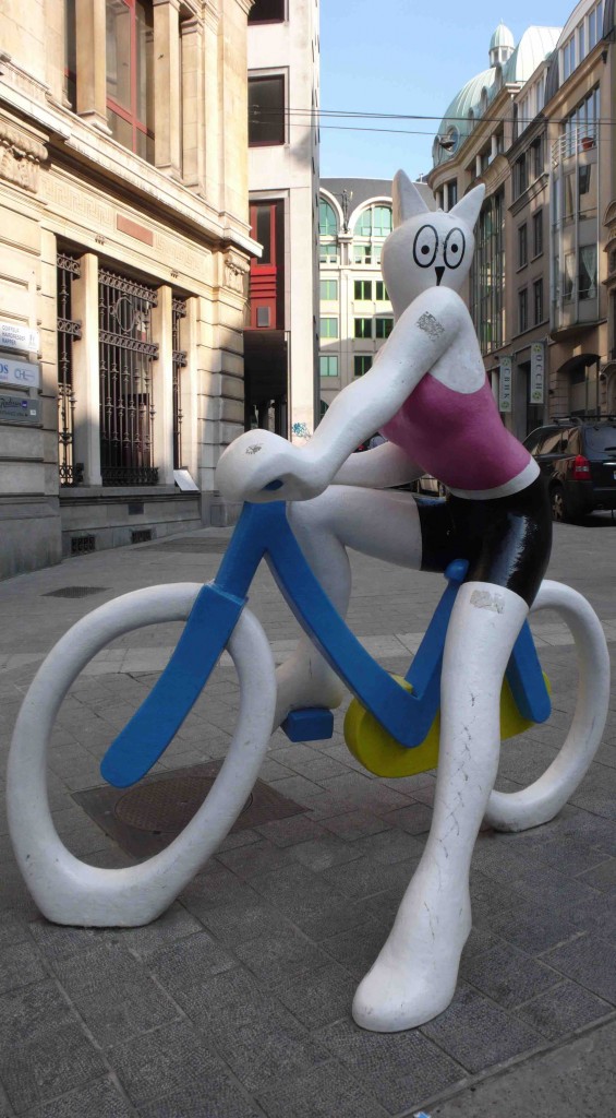 La Cycliste in her spandex shorts and hot pink top | © Paul Downey/Flickr