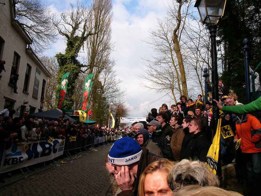 Fans waiting to encourage the cyclists on the notoriously difficult Muur van Geraardsbergen | © Louise Ireland/Flickr