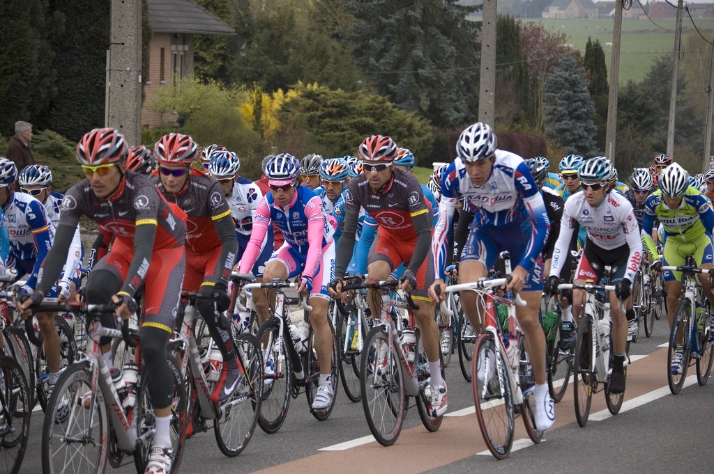 The Flèche Wallonne peloton in 2010 L © Hadrien Chevalier/Flickr