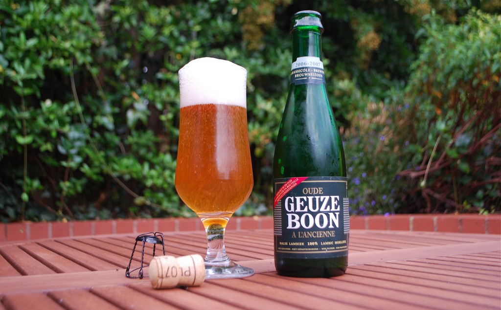 Bubbles rising up from a flute of Geuze beer | © SteveR/Flickr