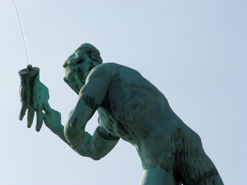 There are six statues of Brabo spread across the city, this one by Jef Lambeaux being the most famous | © David Huang/Flickr