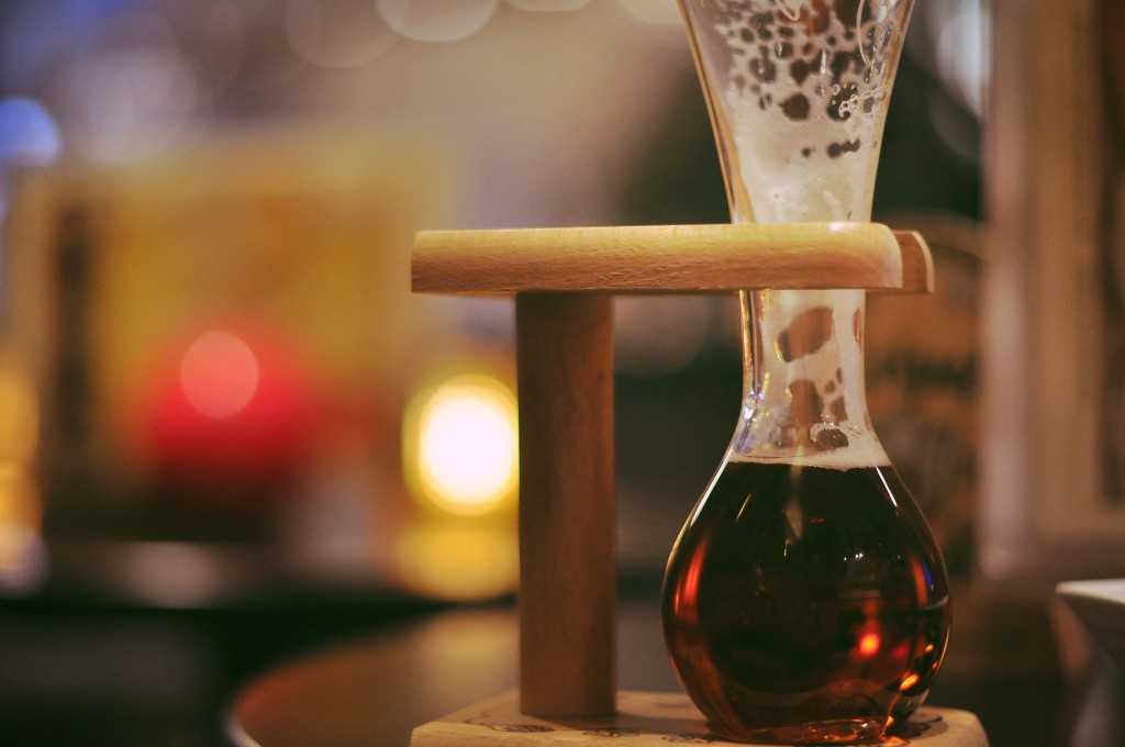 It is said that, when emptying the Kwak glass on your final sip, the sound 'quake' escapes when you're not careful enough and you'll find the contents of your glass in your lap | © Darren Sweeney/Flickr