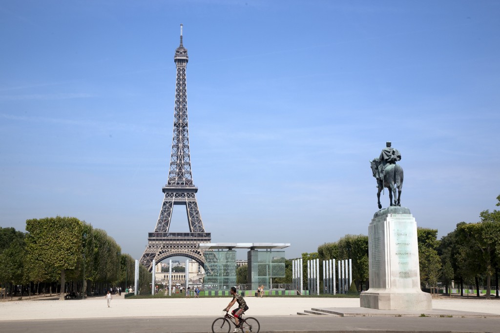 Cycling through the Champ de Mars │© Kosala Bandara