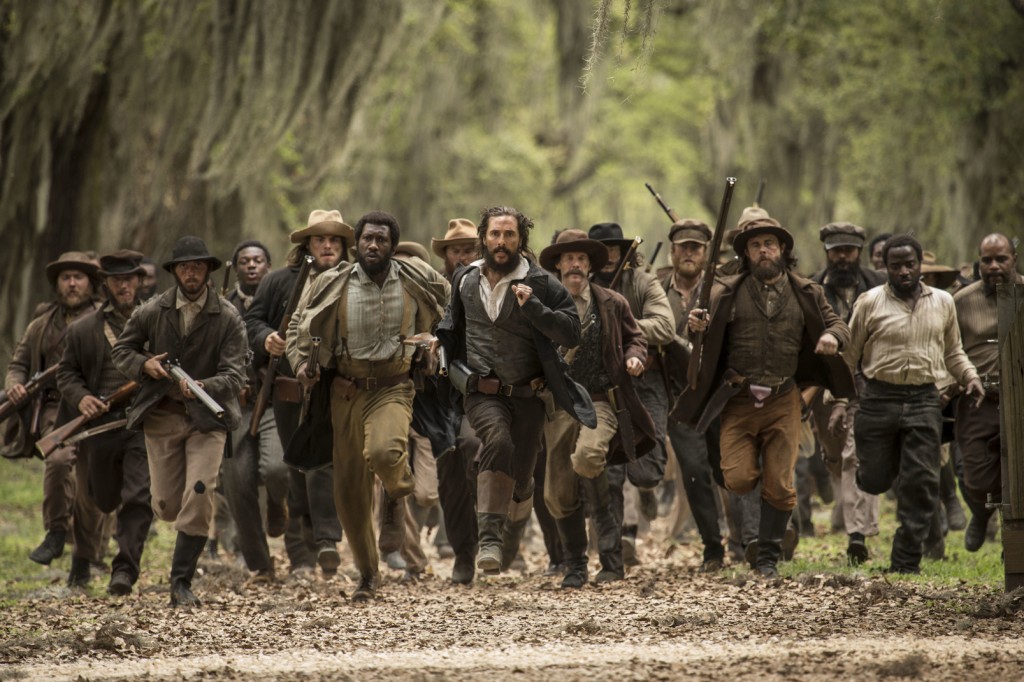 Newt (Matthew McConaughey) and his men (including Mahershala Ali) storm the Deason house |