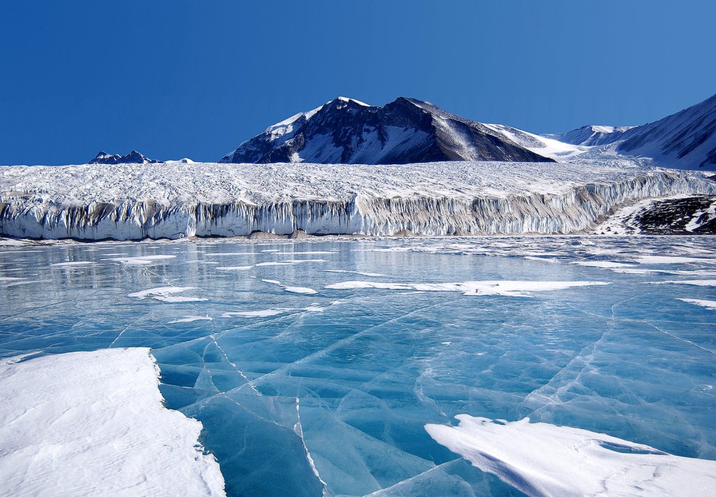Lake Fryxell in Antarctica | ©Joe Mastroianni