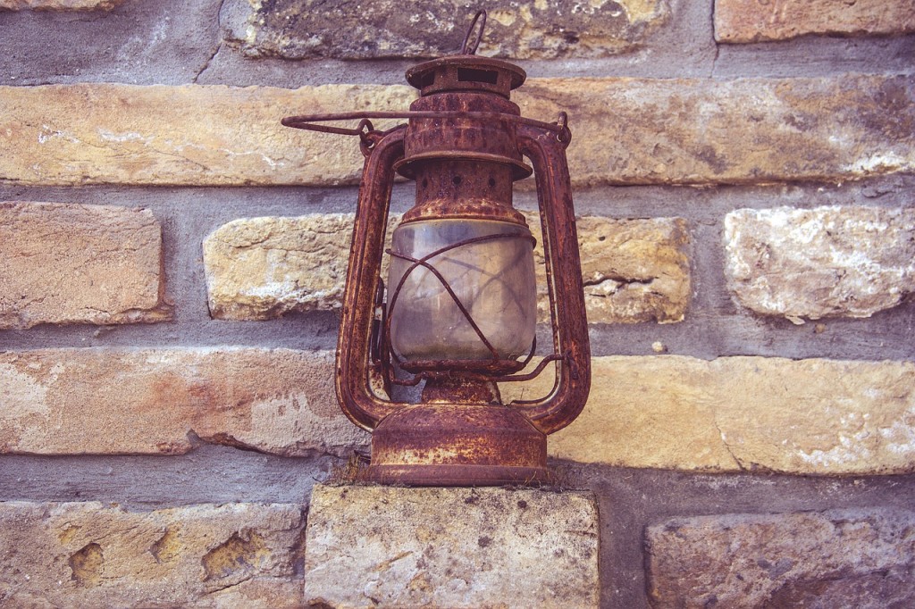 Rusted antique lamp │© Devanath