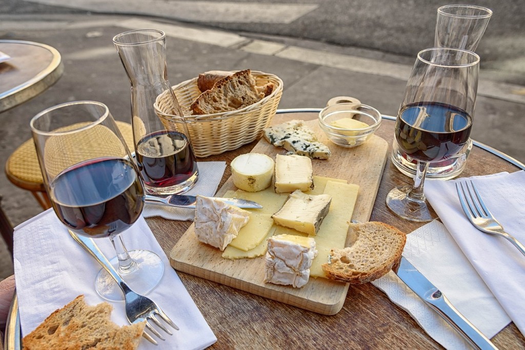 Wine, cheese, and bread │© skeeze