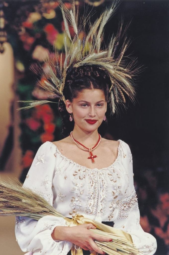 Crown made of plain corn and cross necklace of pearls and coral, worn with the wedding dress, A/W 1999 | © Fondation Pierre Bergé – Yves Saint Laurent