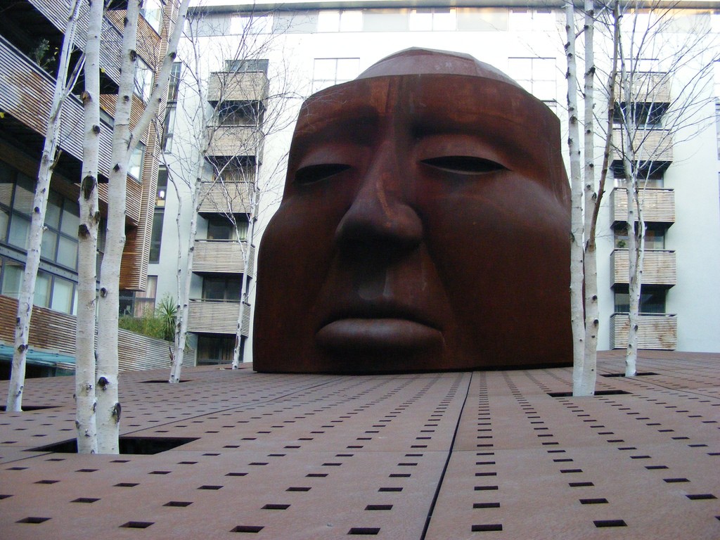 Sculpture of Alfred Hitchcock outside Gainsborough Studios|©mapeye/Flickr