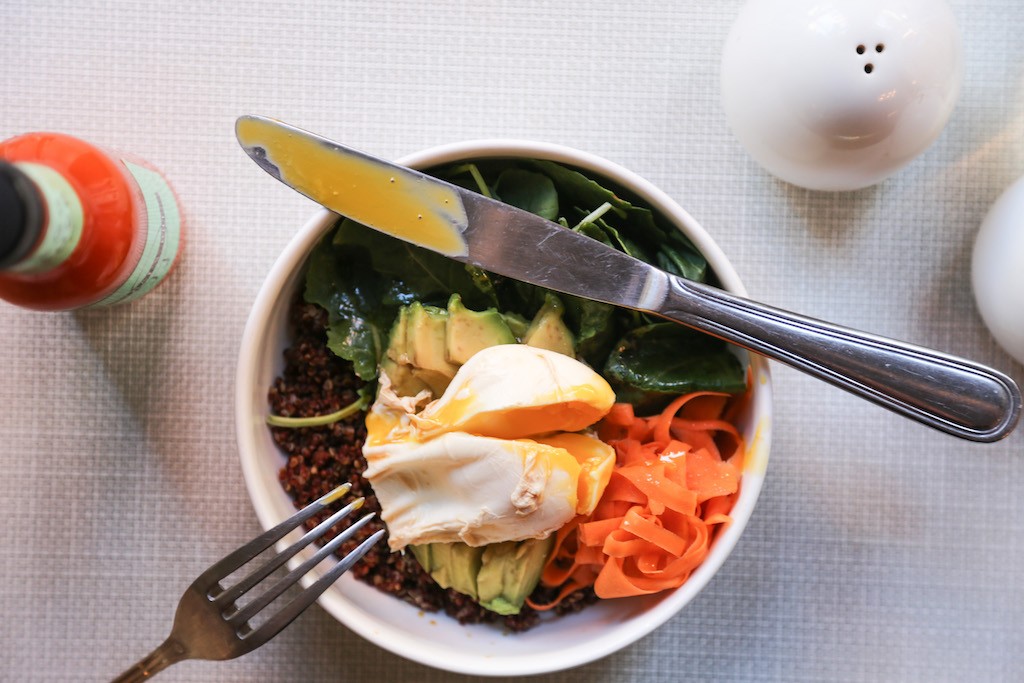 Egg Shop's 'Spandex' bowl with Poached egg, miso quinoa, avocado, pickled carrots, kale | © Katie Burton