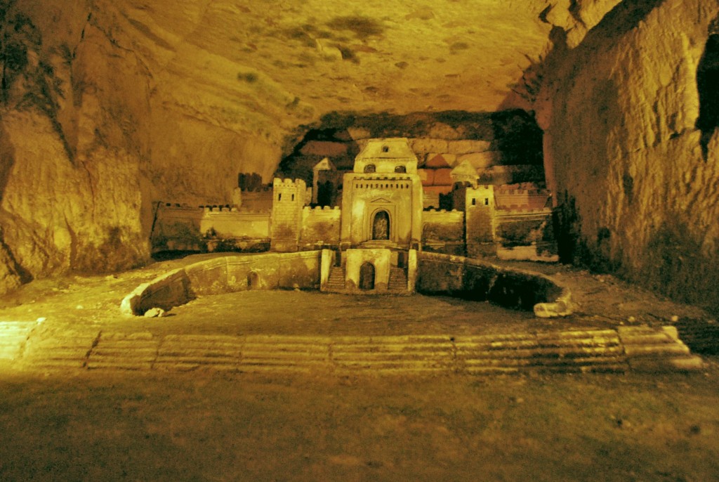 Stone sculpture in Les Catacombes de Paris │© ash_crow