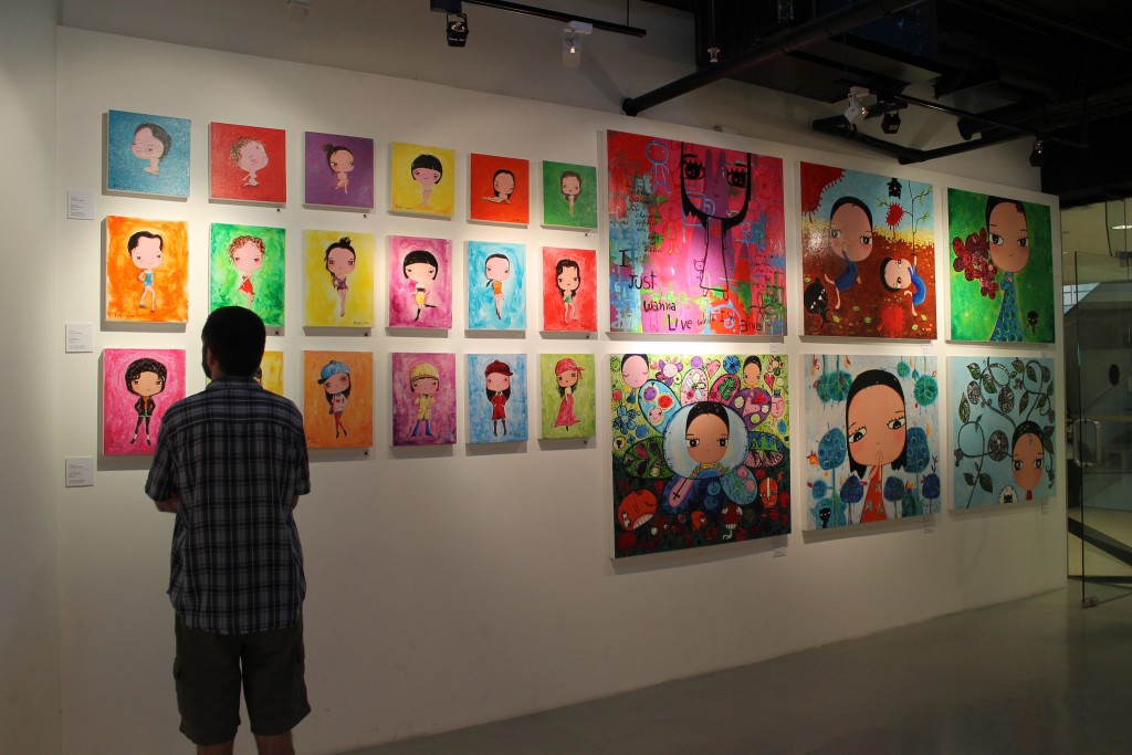 Steve and art. Courtesy of Connie Ma/Flickr