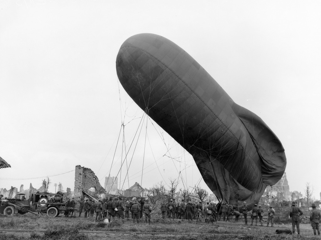 1917: Allied troops letting down an observation balloon in the Ypres area, one of the major battlefields of the Great War | Wikimedia Commons/public domain