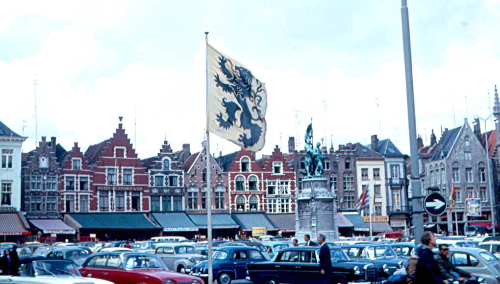 Bruges' main square filled with cars, an unthinkable sight today | © Roger W/Flickr