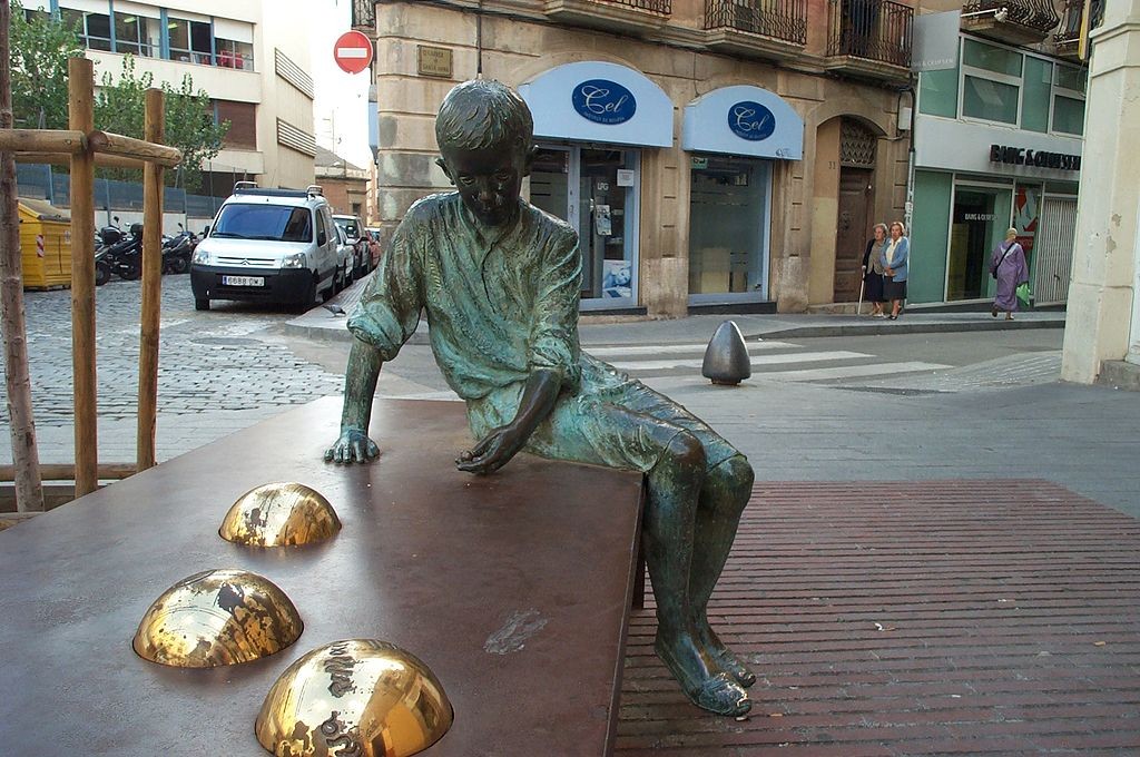Statue of a young Gaudí in Reus, Spain | ©Fausto50 / Wikimedia Commons