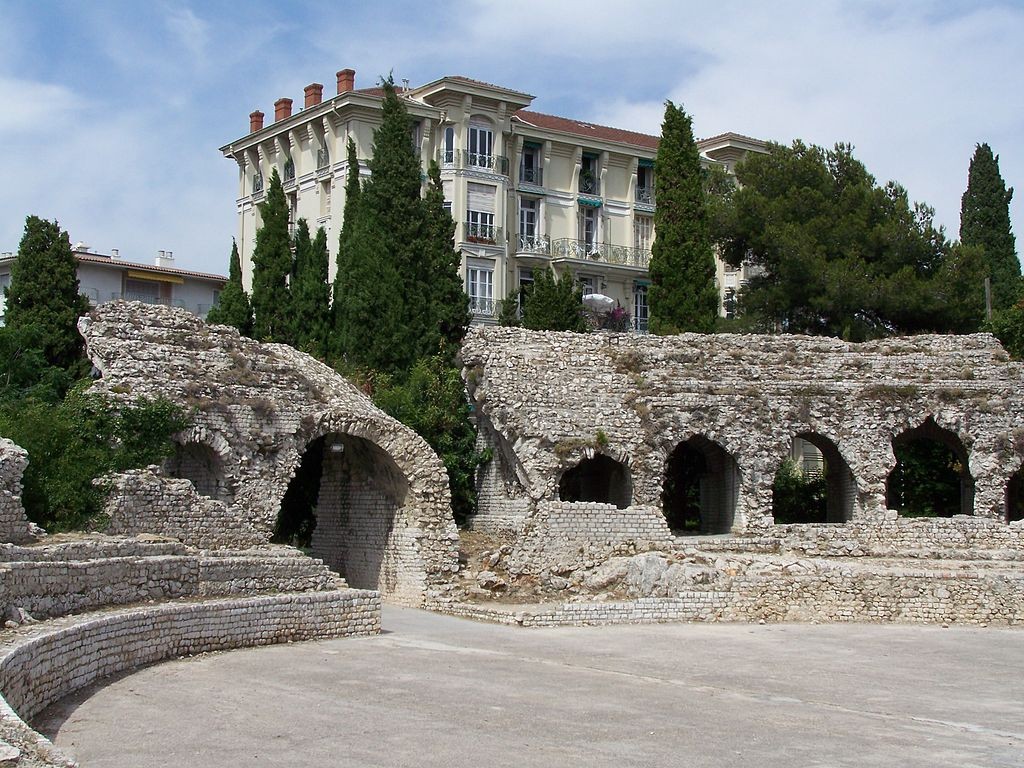 Propose in the ancient amphitheatre with a glass of champagne | © Eric Coffinet/WikiCommons