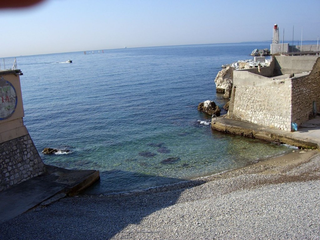 La Réserve is a locals beach, a little off the beaten tourist path and perfect for a picnic proposal | © Chris230/flickr