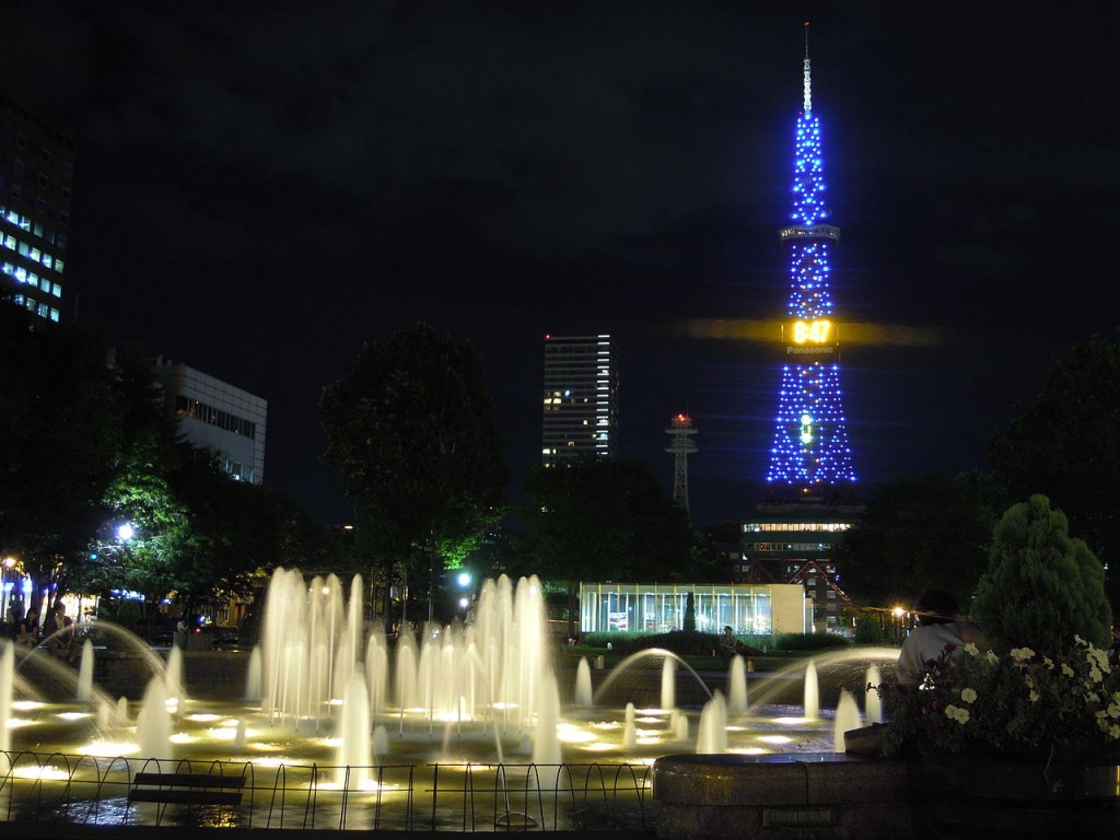夜のテレビ塔と大通公園の噴水 (Night View of the TV Tower and Odori Park Fountains) | © Qiuqizhenghong / Wikimedia Commons