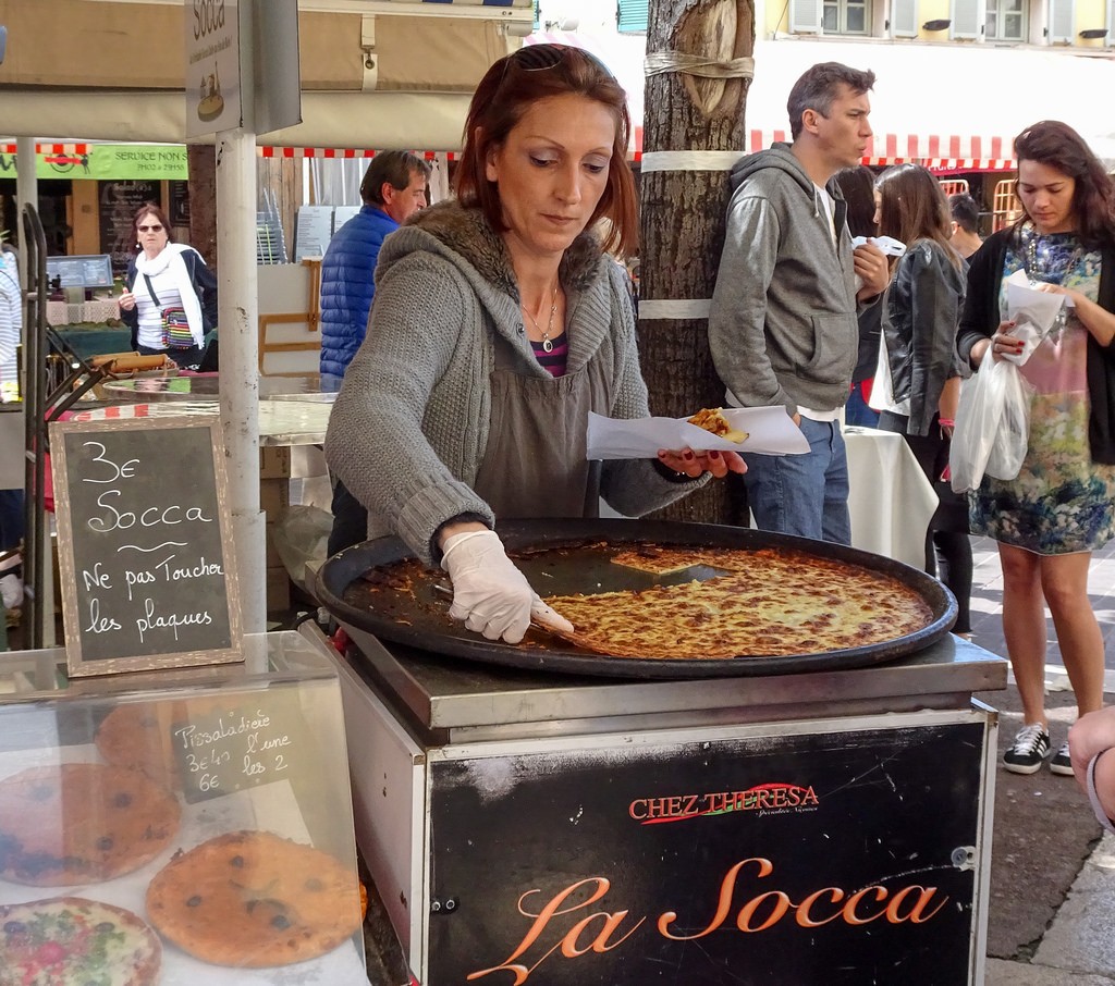 A visit to Nice should include the local delicacy of "socca" - chickpea pancake| © CucombreLibre/flickr