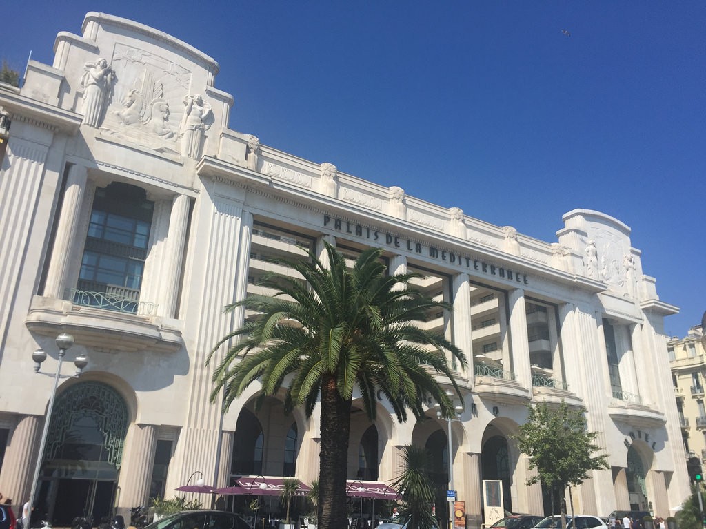 The Hyatt Regency Nice is adored for its high-end outdoor restaurant, 3e, overlooking the Promenade des Anglais | © David Jones/flickr