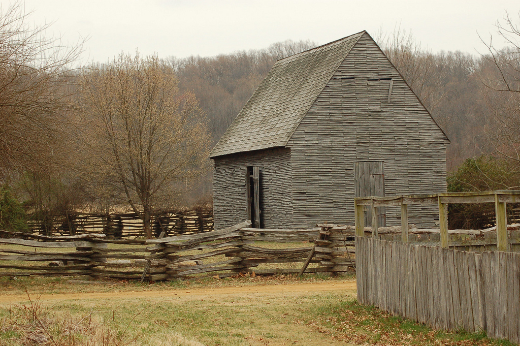 Tobacco barn at Piscataway Park | © Ketzirah Lesser and Art Drauglis / Flickr