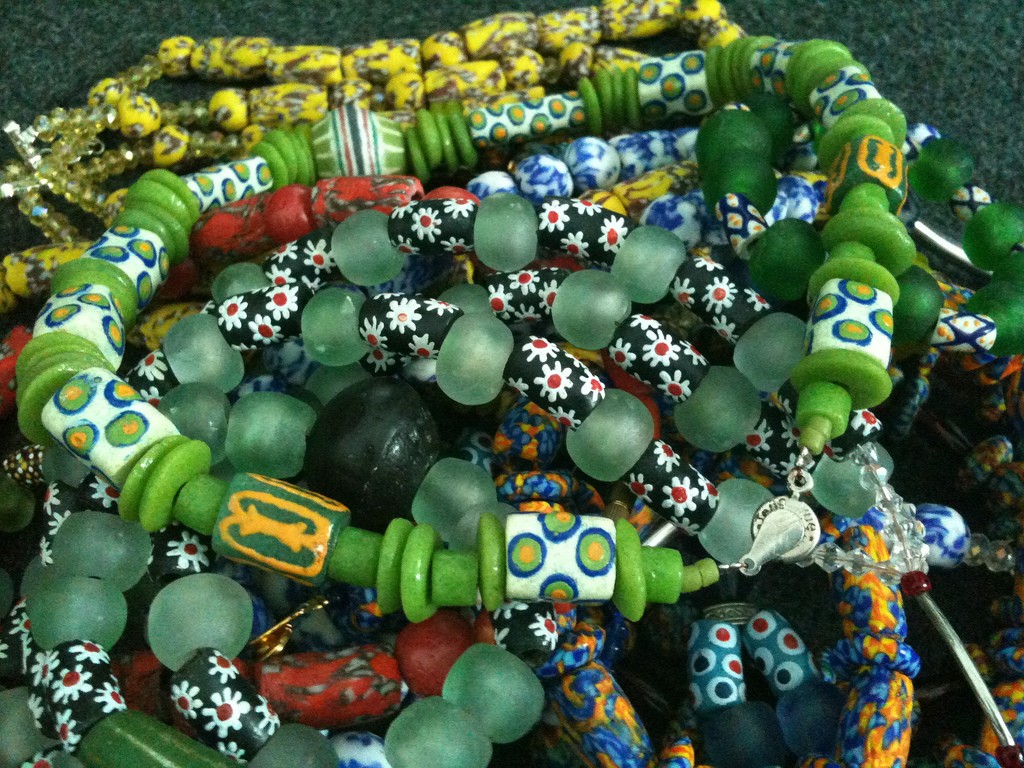 Krobo beads | © oneVillage Initiative / Flickr