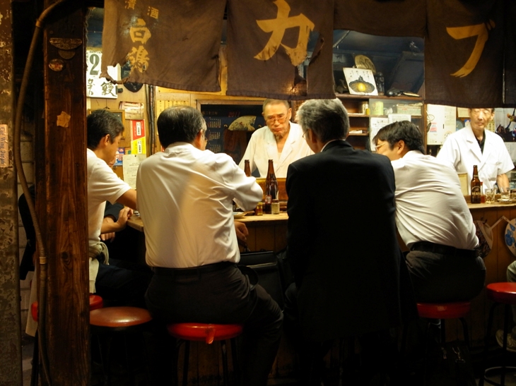 Salary men in Omoide Yokocho, Tokyo (2011) | © Charlotte Marillet / Flickr