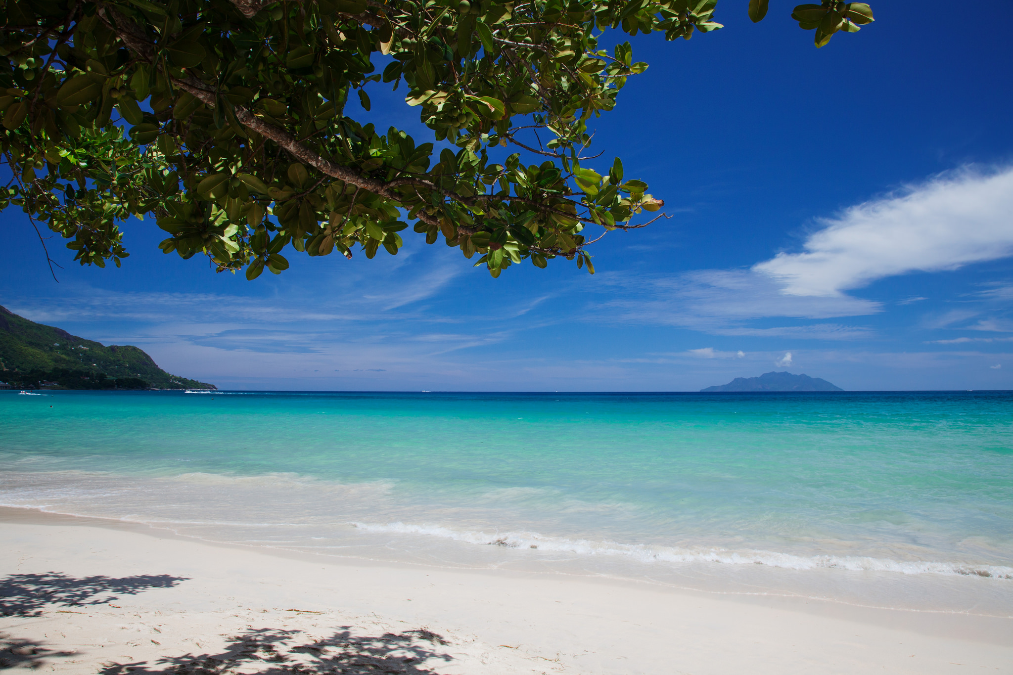 Start at the stunning Beau Vallon for the North Coast Road Cycle. | © Jean- Marie Hullot/Flickr