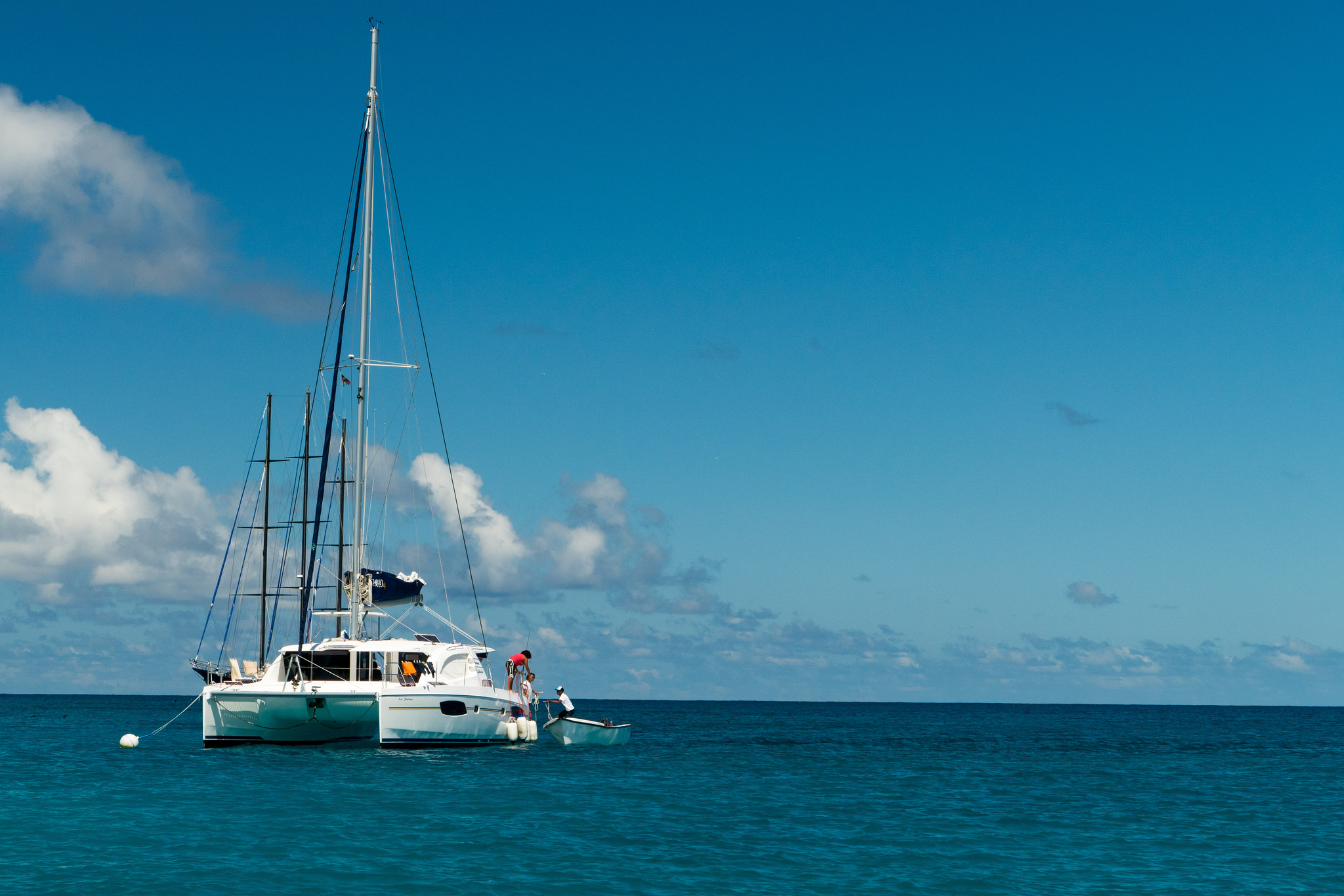 Take a boat trip together around the inner islands. | ©so seychelles/flickr
