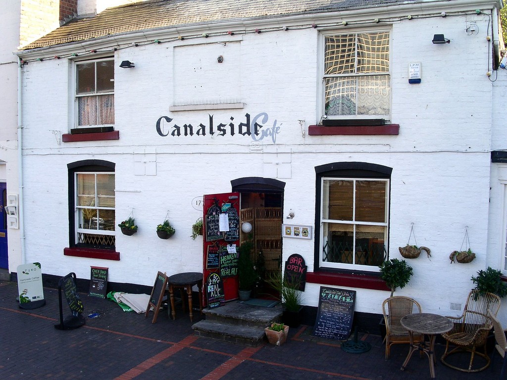 7 Great Canalside Bars in Birmingham, UK