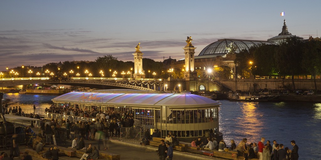 Crowds on and beside the Rosa Bonheur sur Seine │© Jose Duarte de Silva Rocha, Courtesy of Rose Bonheur