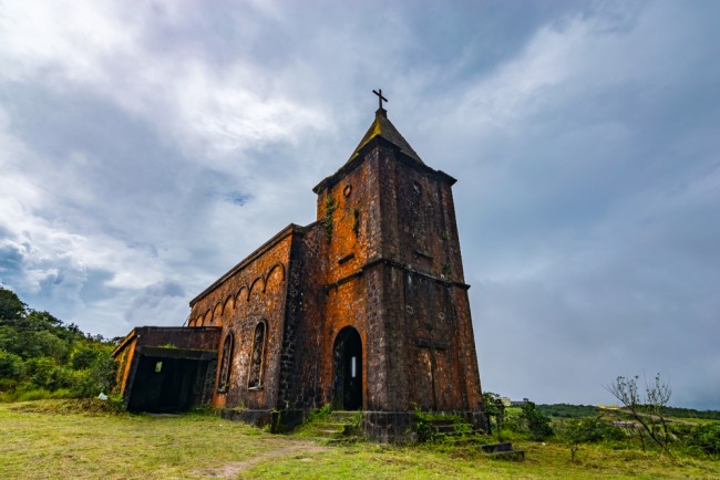 The abandoned church that catered for French colonialists visiting the resort in its heyday |© Liesl Vandepaepeliere/ shutterstock-com