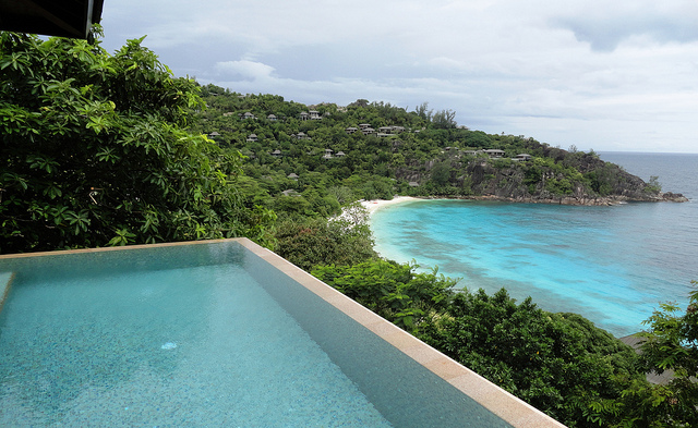 Private pool and a beautiful view at Four Seasons Resort Mahe | ©Fabio Achilli / Flickr