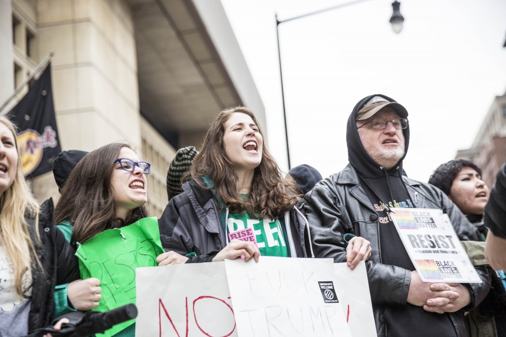 Protests at the K street Gate linked arms to block entrance to the Mall | © Amanda Suarez