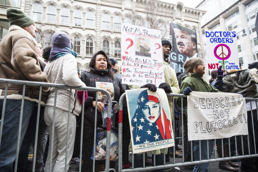 Protestors waiting in line at a closed check point | © Amanda Suarez