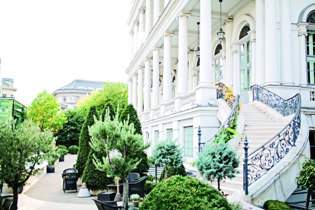 The stairway leading up to the entrance of the impressive Palaid Coburg. ©Palais-Coburg-Hotel-Residenz