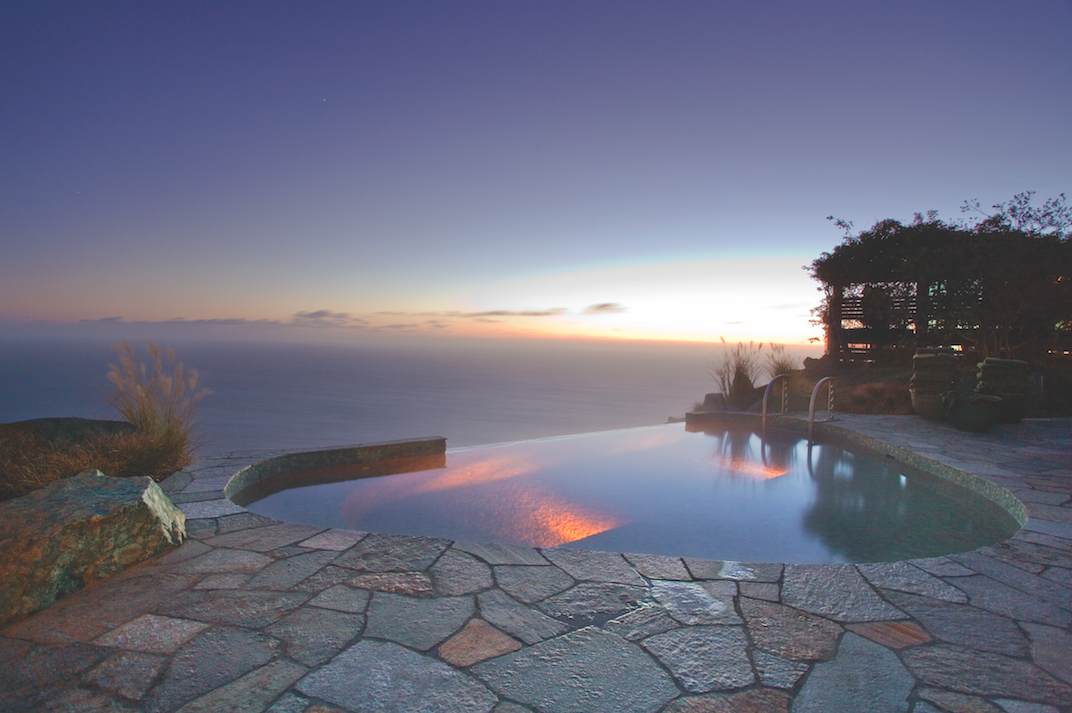 Infinity Jade Pool overlooking Big Sur's dramatic Pacific coastline | © Kodiak Greenwood/Courtesy of Post Ranch Inn