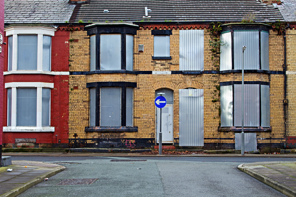 A street of boarded up derelict houses awaiting regeneration in Liverpool UK | © Kenny1 / Shutterstock