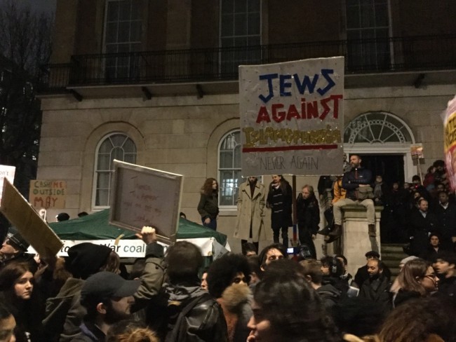 a Jewish man holds a sign that reads: "Jews against Islamophobia. Never again." | © Ruaidhrí Carroll