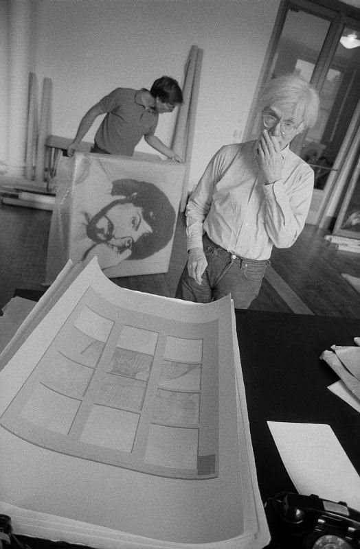 Andy Warhol is looking at the banana split of Thomas Dellert, 1980, photo taken by Bruno Ehrs | © WikiCommons